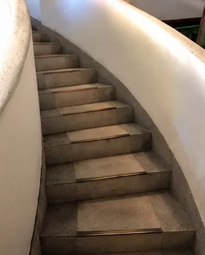 迴旋梯的樓梯照片